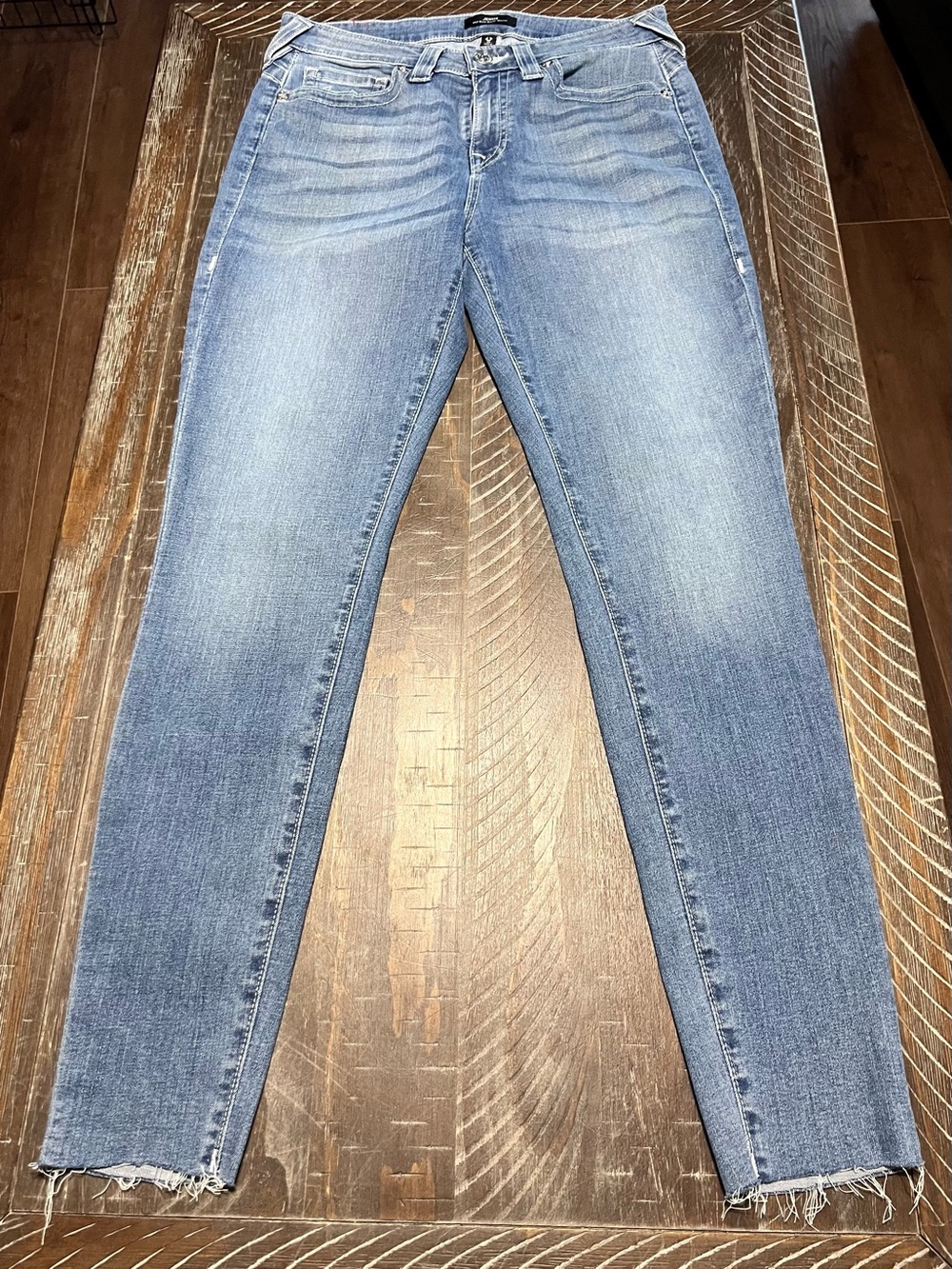 True Religion Ladies “Jennie” Mid Rise Super Skinny Jeans With Raw Hem Size 29